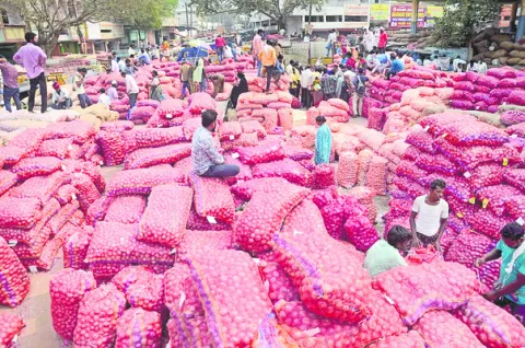 ఉల్లి.. అమాంతం పైకెళ్లి