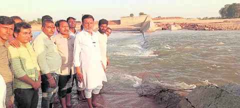 ఇసుక దందా కోసమే చెక్‌డ్యాంల పేల్చివేత