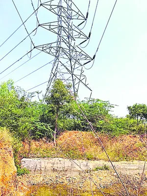220 కేవీ విద్యుత్‌ టవర్‌కు పొంచి ఉన్న ముప్పు 