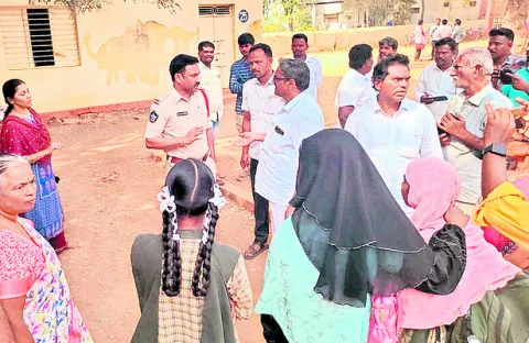 బాలికల హైస్కూల్‌లో చాక్లెట్ల కలకలం 