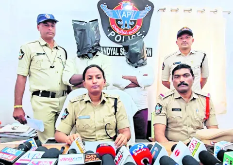 ఇద్దరు గంజాయి విక్రేతల అరెస్ట్‌ 