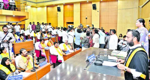 మేయర్‌ రాజీనామాకు కౌన్సిల్‌ ఆమోదం 