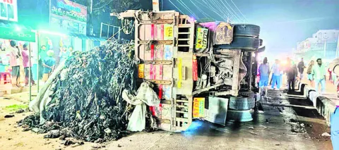 స్క్రాప్‌లోడ్‌తో లారీ బోల్తా 