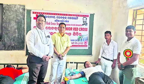 గండాహతిలో రెడ్‌క్రాస్‌ రక్తదానం 