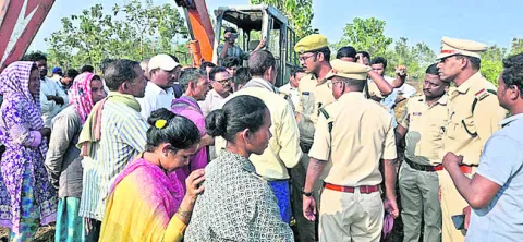 అధికారులు, గిరిజనుల మధ్య వాగ్వాదం