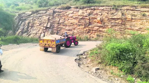 యథేచ్ఛగా ఇసుక  అక్రమ రవాణా   