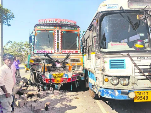 బస్సును ఢీకొన్న లారీ 