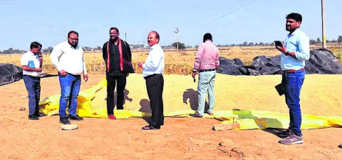 ధాన్యం కొనుగోలు కేంద్రాలు పరిశీలన