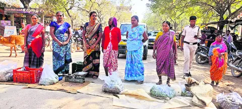 మార్కెట్‌ సౌకర్యం   కల్పించాలని ధర్నా
