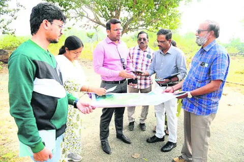 సైకిల్‌ ట్రాక్‌ల నిర్మాణానికి జీవీఎంసీ కమిషనర్‌ ఆదేశం