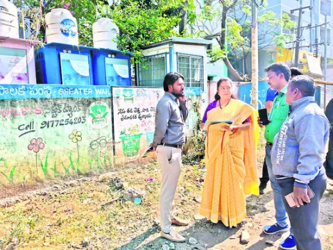 మరుగుదొడ్లను పట్టించుకోరా?