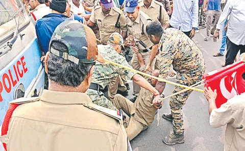 Police lathi charge on municipal workers