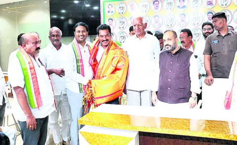 ఔను..వాళ్లంతా   ‘చేయి’ కలిపారు