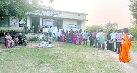 రెండో రోజు జోరుగా నామినేషన్లు