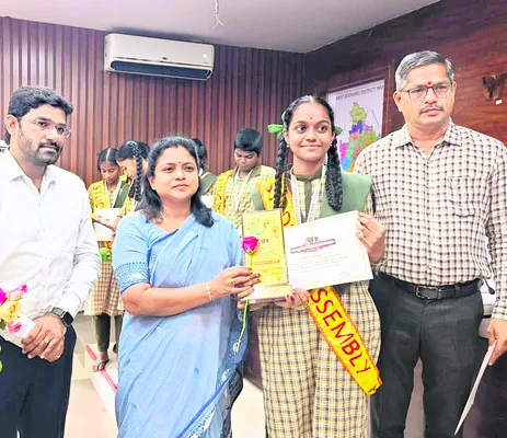 మాక్‌ అసెంబ్లీ విద్యార్థులకు అభినందన 