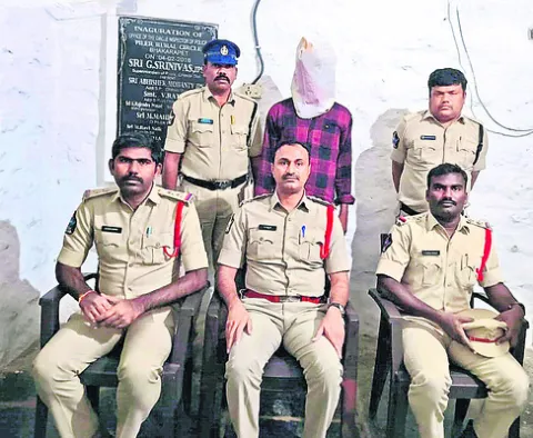 ఘరానా మోసగాడు అరెస్టు 