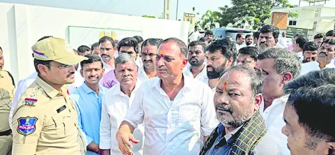 ఇండస్‌ స్కూల్‌ వద్ద ఎమ్మెల్యేల ఆందోళన 