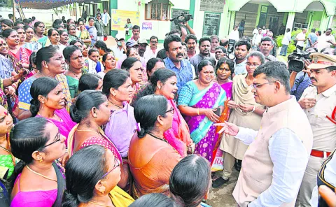 కలెక్టర్‌ గ్రీవెన్స్‌కు 124 అర్జీలు 