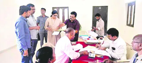 నామినేషన్ల ప్రక్రియ పరిశీలన