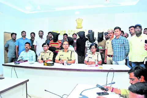 కటకటాలపాలైన నకిలీ డీఎస్పీ