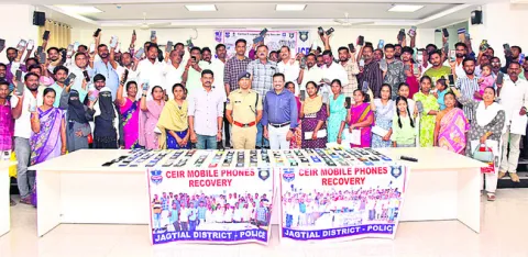 పోగొట్టుకున్న 136 ఫోన్లు అప్పగింత
