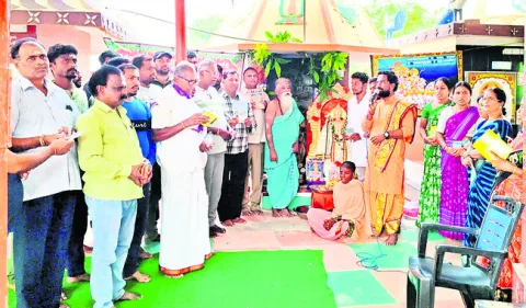 హిందూ ధర్మ పరిరక్షకులుగా నిలవాలి