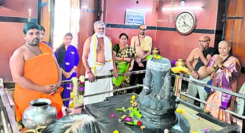 అమృతలింగేశ్వరుని సన్నిధిలో తనికెళ్ల భరణి  