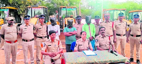 జేసీబీలను విక్రయించే మోసగాళ్ల అరెస్టు