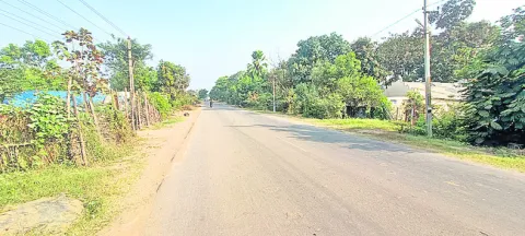 రోడ్డు దాటితే ఊరు మారుడే.. 