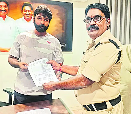 జోగి రమేష్‌ పై కొనసాగుతున్న వేధింపుల పర్వం 