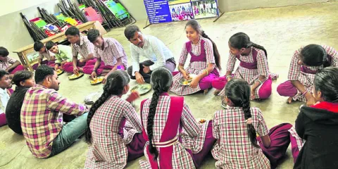 పాఠశాలను సందర్శించిన ట్రెయినీ డిప్యూటీ కలెక్టర్‌
