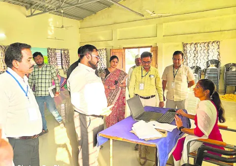 నామినేషన్‌ కేంద్రాన్ని పరిశీలించిన అదనపు కలెక్టర్‌