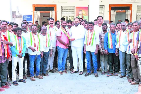 పనితీరు మెచ్చి కాంగ్రెస్‌లోకి.. 