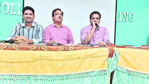 ప్రభుత్వ స్కూళ్లలో 4 వేల మంది విద్యార్థులు తగ్గారు