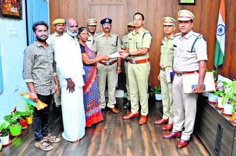 హోంగార్డు కుటుంబానికి చెక్కు అందజేత