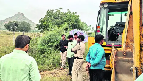 భూ స్వాధీనం అంటూ రెవెన్యూ అధికారుల హల్‌చల్‌.!