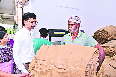 రైతు సేవా కేంద్రాలను సద్వినియోగం చేసుకోవాలి