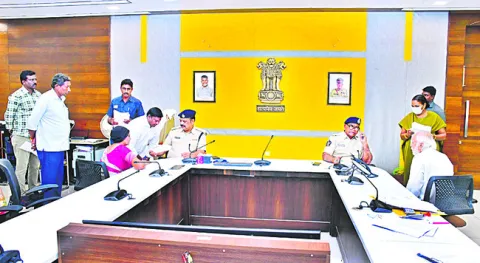 పోలీస్‌ గ్రీవెన్స్‌కు 79 ఫిర్యాదులు 