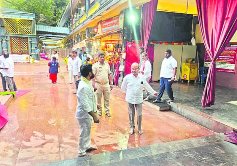 వీఐపీలకు ఒకలా.. టికెట్లపై మరోలా... 