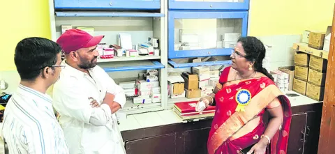 పీహెచ్‌సీని పరిశీలించిన డీఎంహెచ్‌ఓ