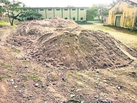 ఇసుక దొరకక.. ఇళ్లు కట్టలేక!