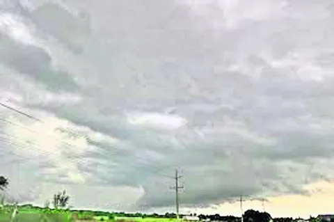 కమ్మేసిన మేఘాలు 