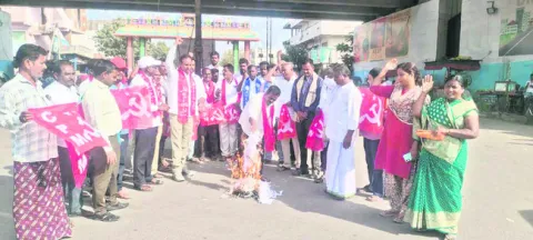 ఉపాధి హామీ పథకంపై కేంద్రం కుట్ర 