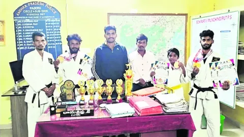 కరాటేలో గిరి యువకుల ప్రతిభ
