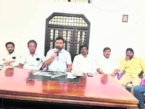 మాజీ ఎమ్మెల్యే ఏ పార్టీలో ఉన్నారో చెప్పాలి