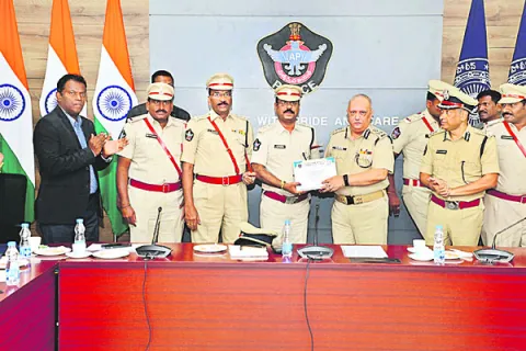 జిల్లా పోలీసులకు రాష్ట్ర స్థాయి అవార్డు 