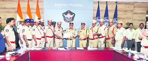 గడియారం క్లూతో హత్య కేసును ఛేదించిన పోలీసులు