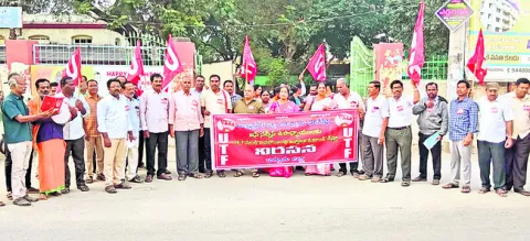 ఉపాధ్యాయులపై ఒత్తిడి తేవద్దు 