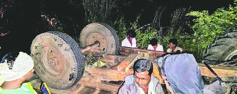 ట్రాక్టర్‌ బోల్తాపడి ఒకరు మృతి 