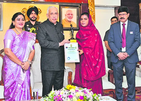 జిల్లా కలెక్టర్‌కు  గవర్నర్‌ ప్రశంసలు  